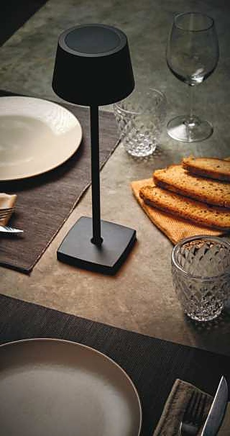 Kabellose, wiederaufladbare Tischlampe auf gedecktem Restauranttisch