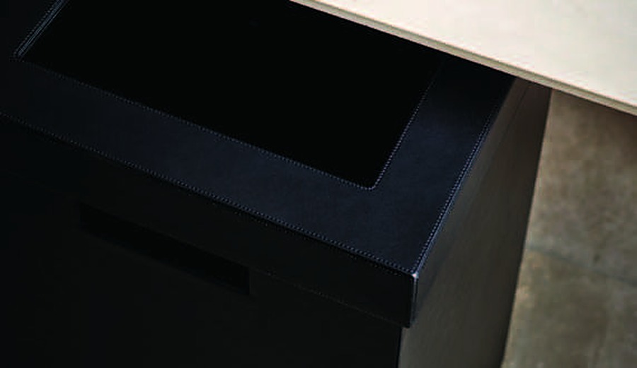 Papierkorb für Toiletten aus schwarzem Kunstleder, Detailansicht